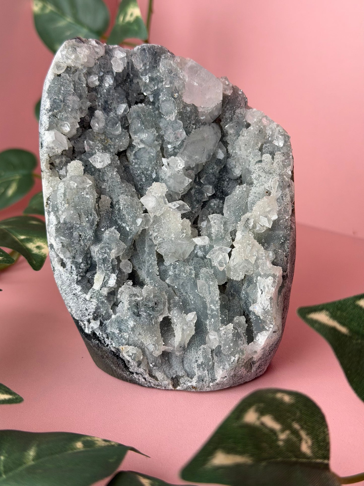 Chalcedon auf Standfläche mit Apophyllit 20c
