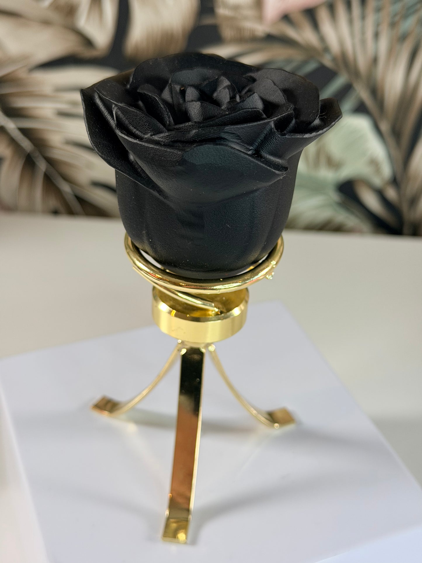 Obsidianrose auf goldenem Ständer