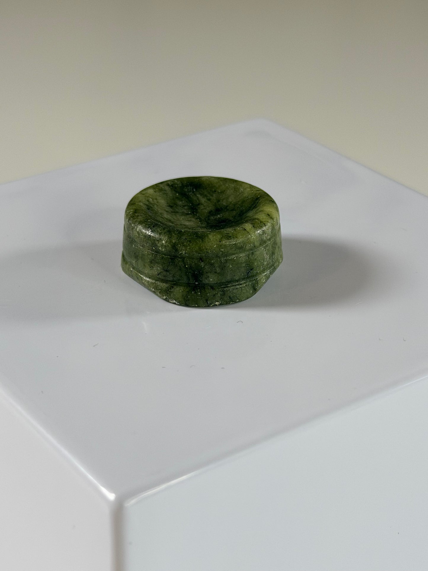 Grüne Jade-Kugelhalterung