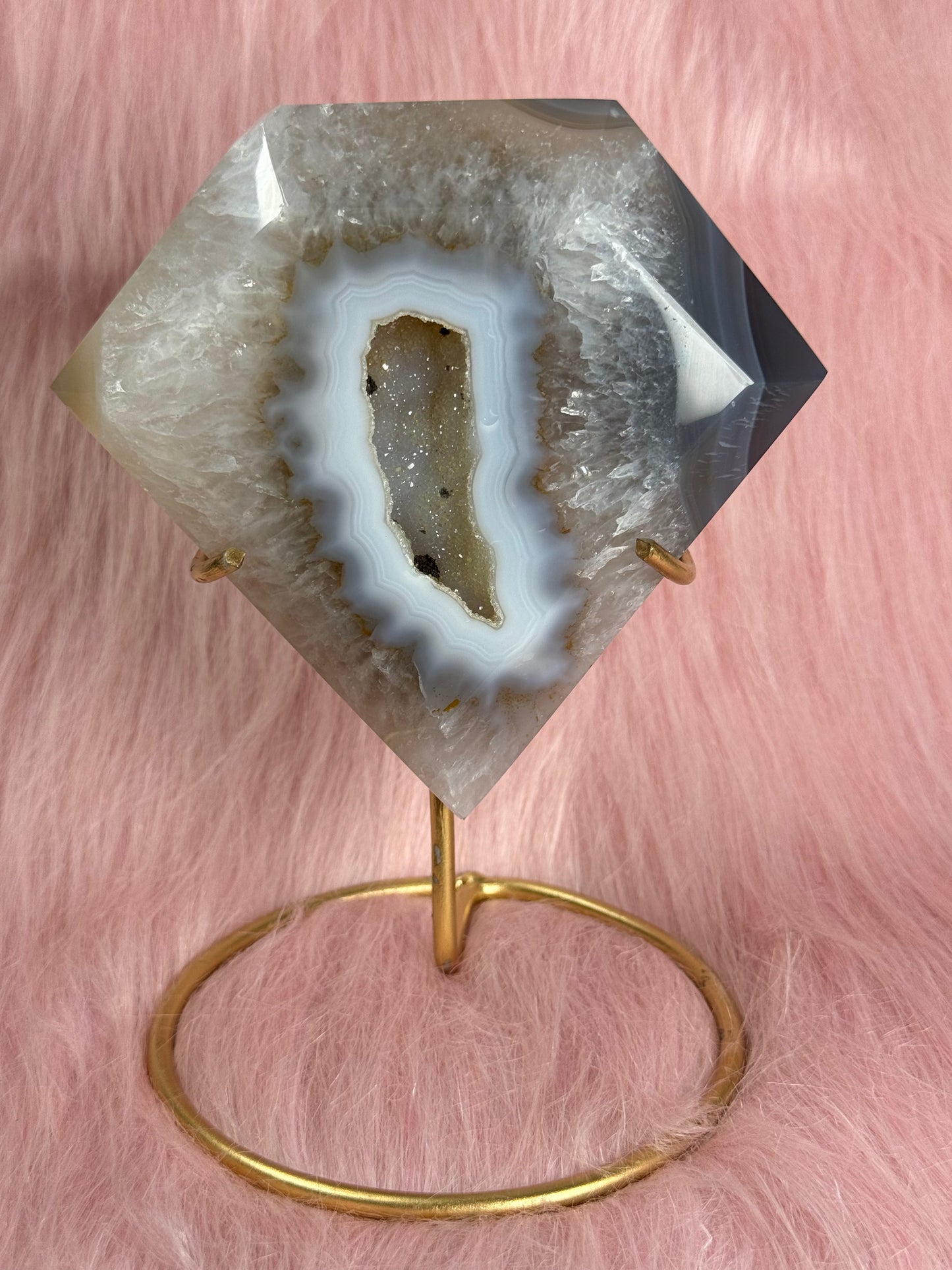 Agate diamond on stand 79