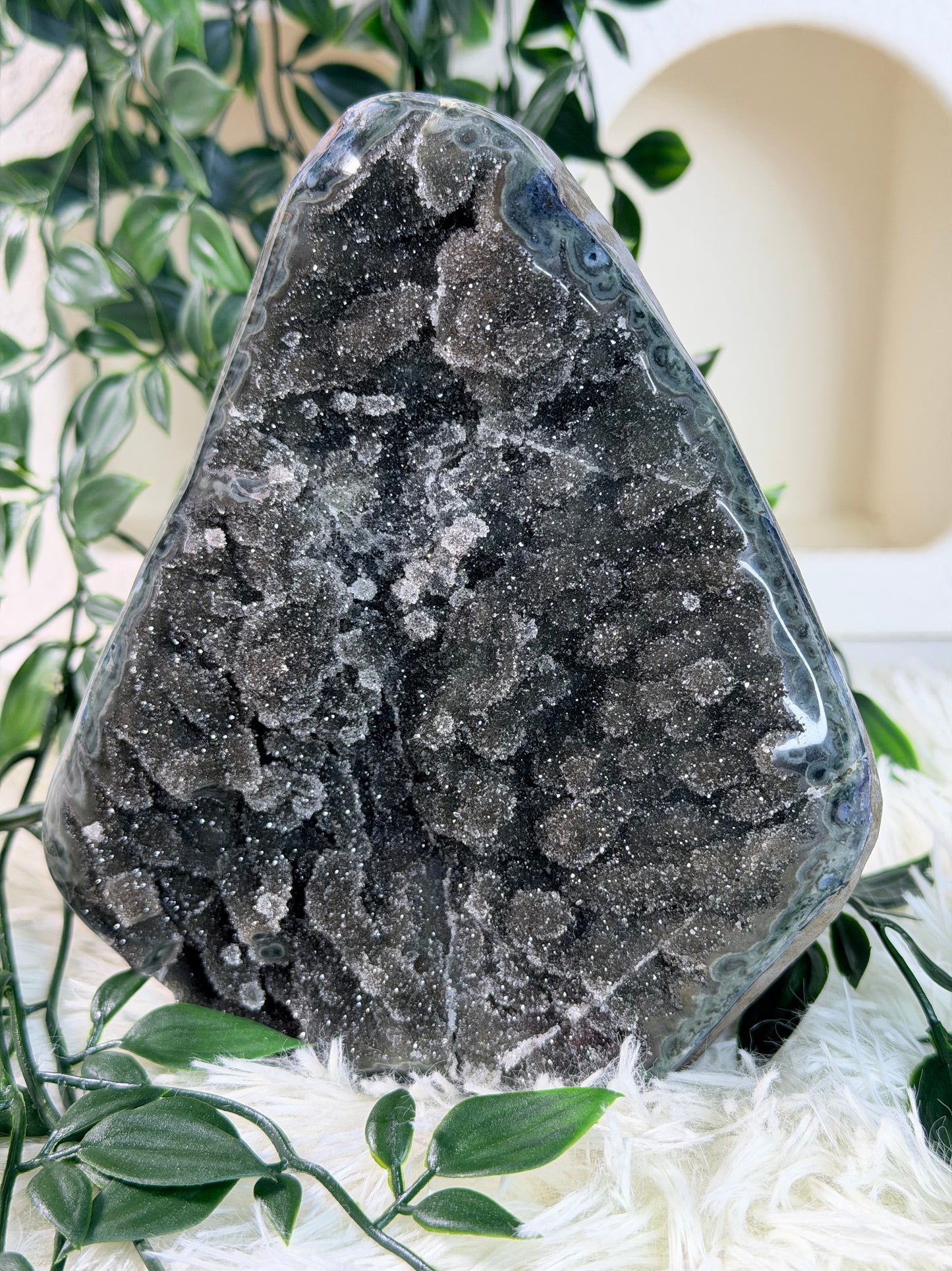 Groen grijze Amethist op standvlak 133A