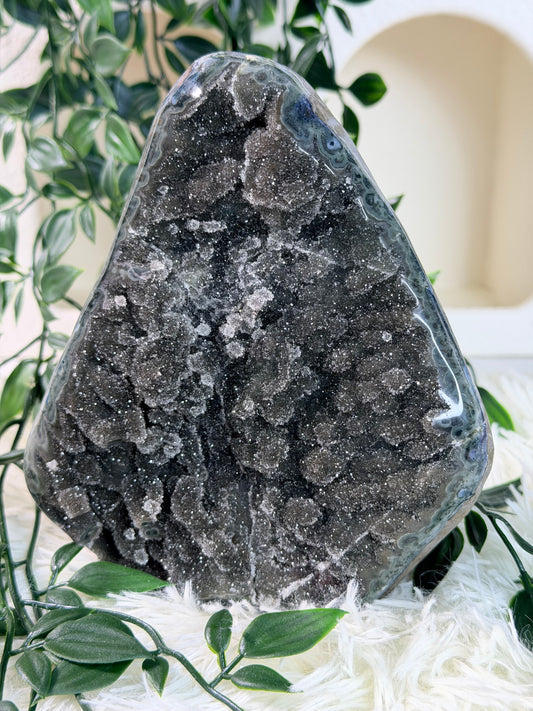 Groen grijze Amethist op standvlak 133A