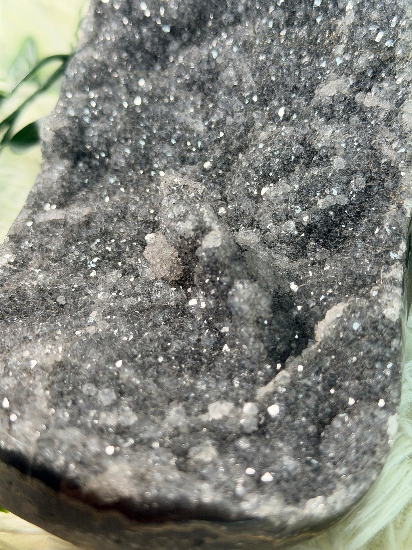 Grijze Amethist op standvlak 58B