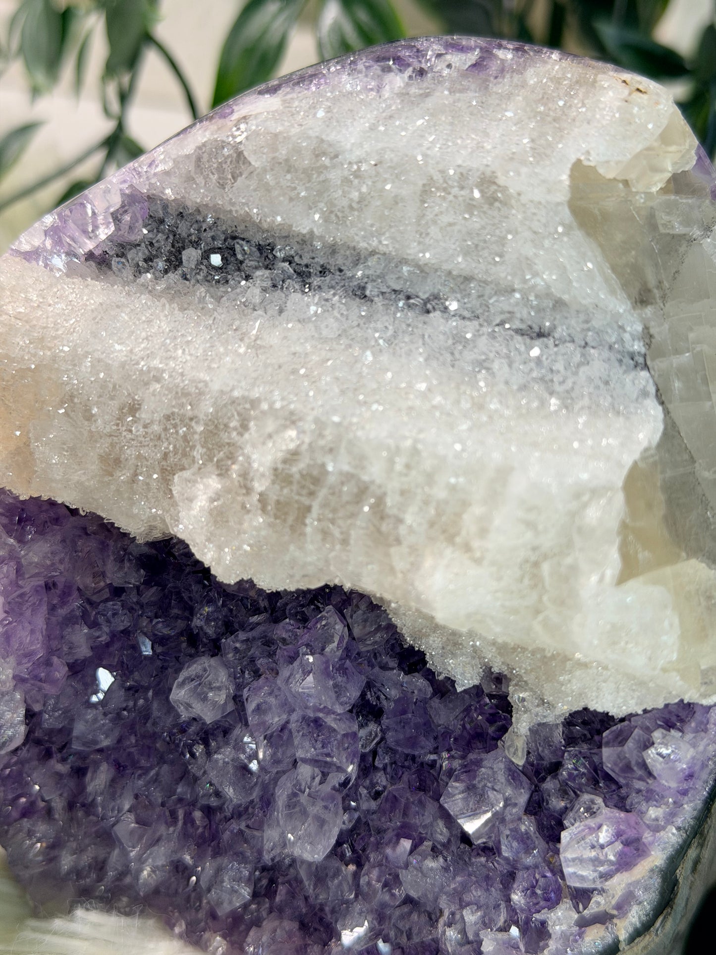 Amethist met Calciet op standvlak 110B