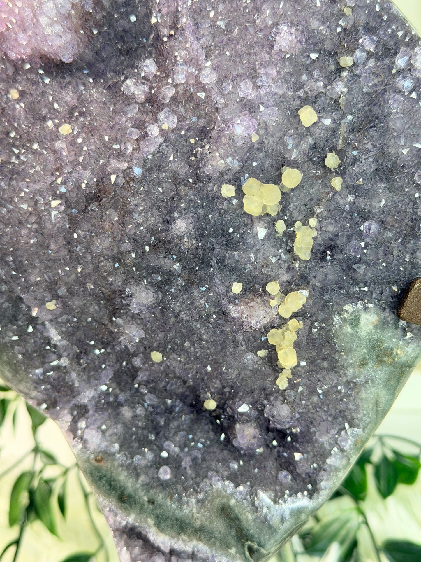 Amethyst auf Ständer mit Calcit 349A