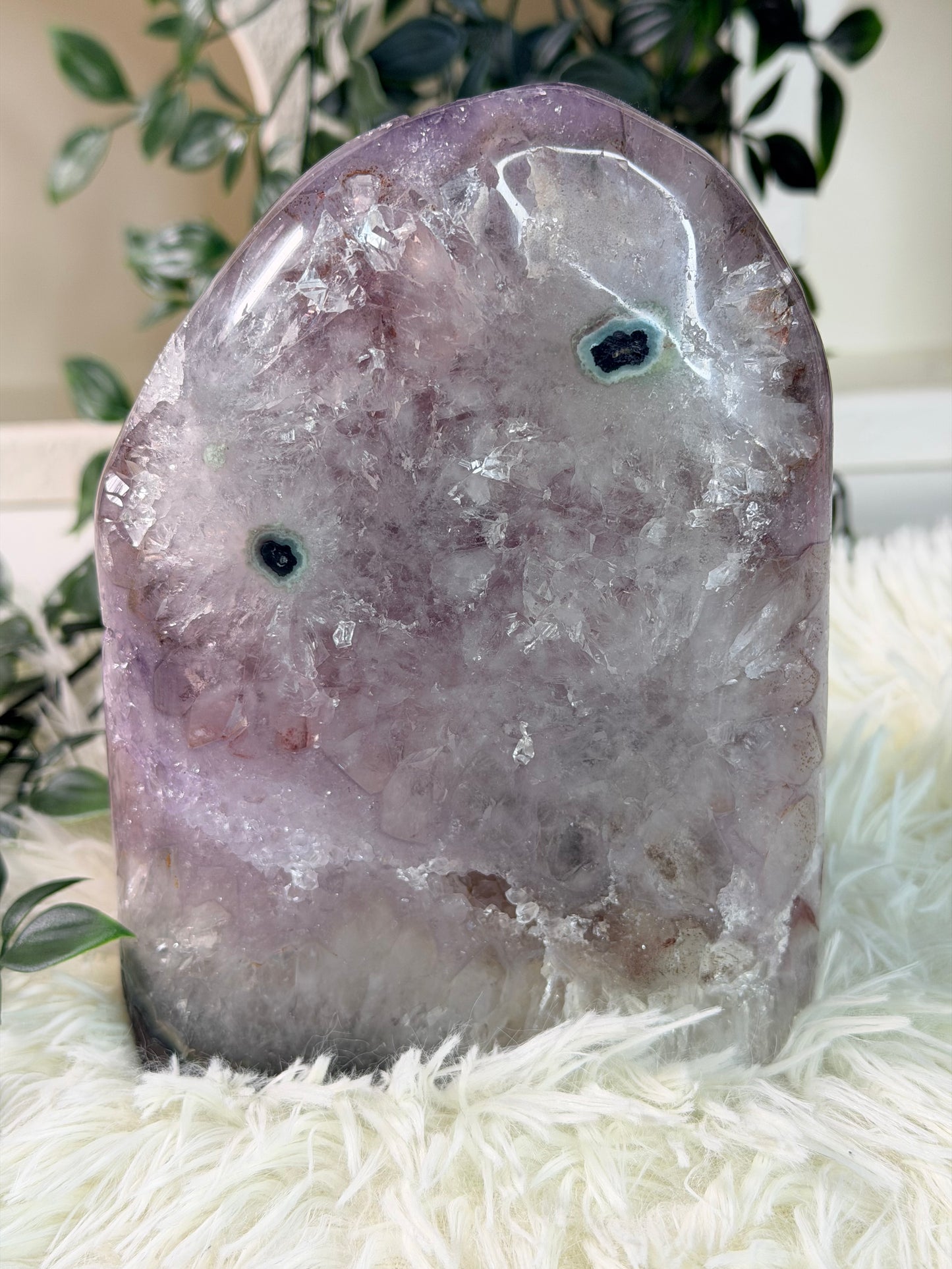 Amethist met Calciet en Hematiet op standvlak 235A