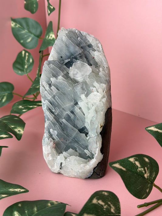 Chalcedoon op standvlak met Apofyliet  19c