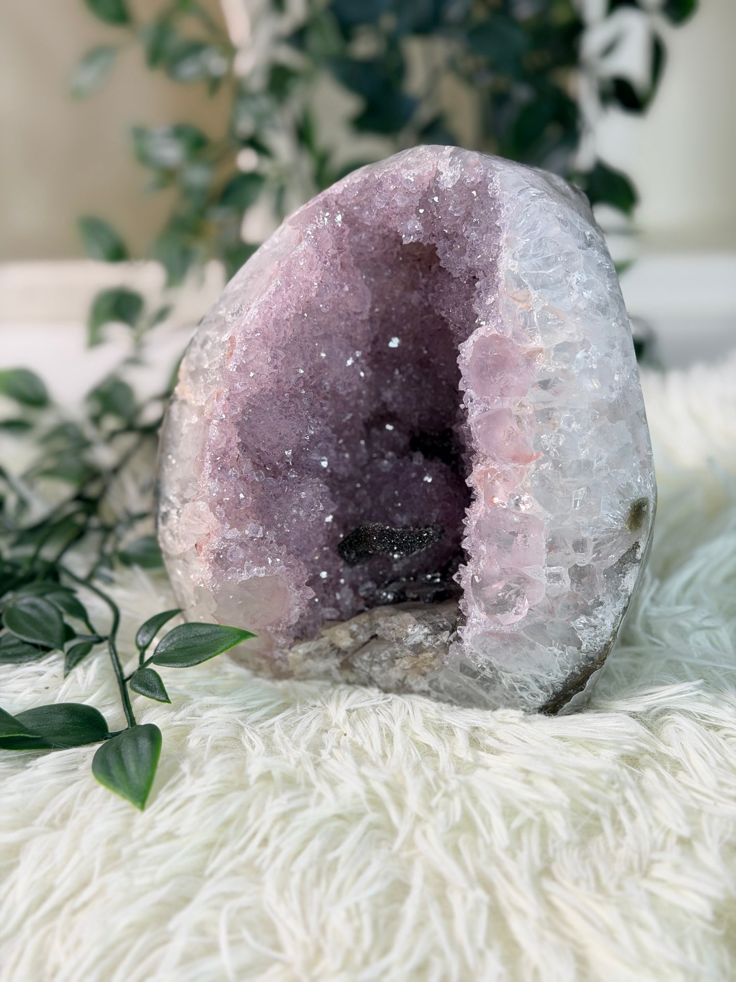 Amethist met Calciet en Hematiet op standvlak 202A