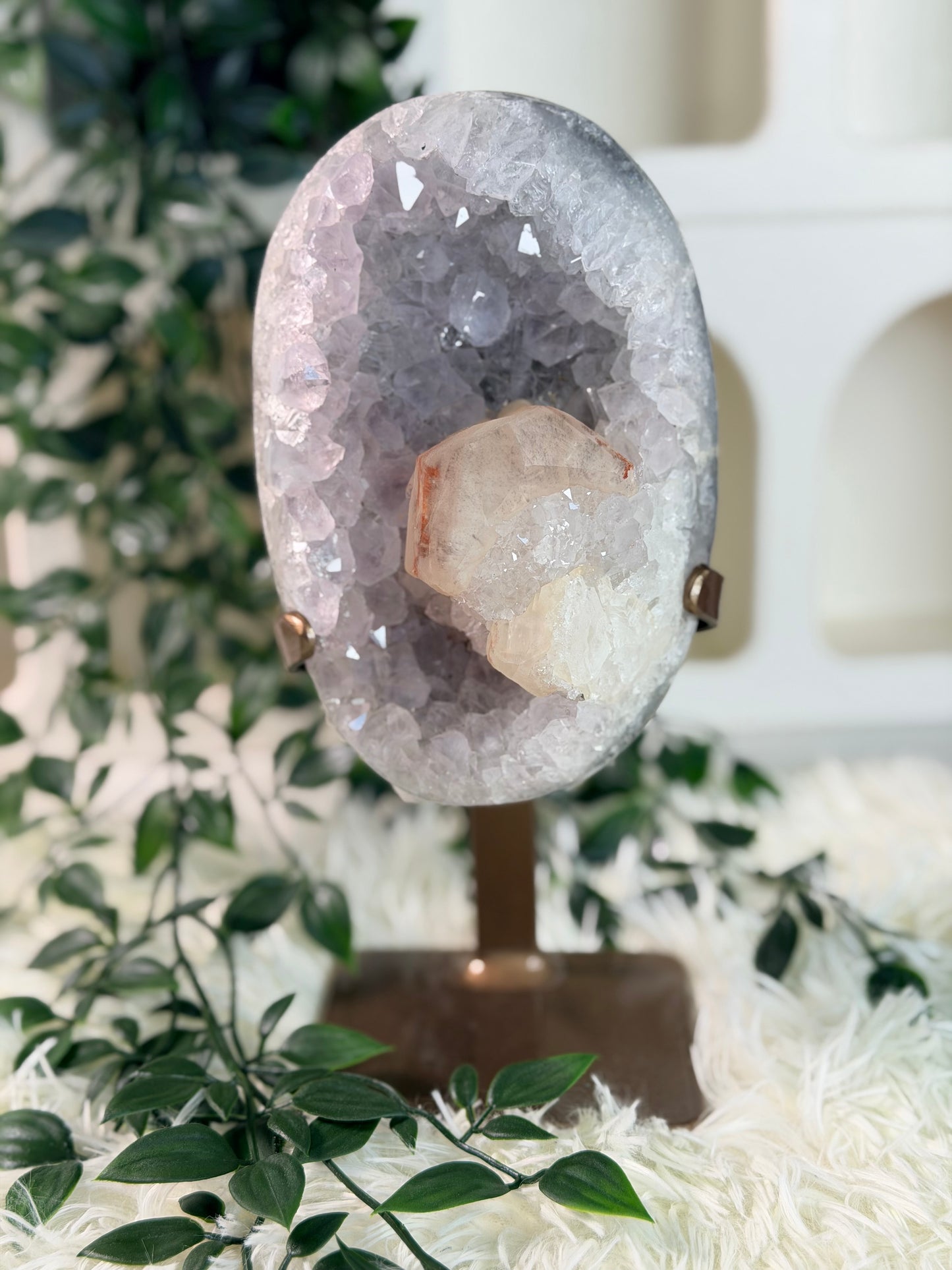Amethyst auf Ständer mit Calcit 290A