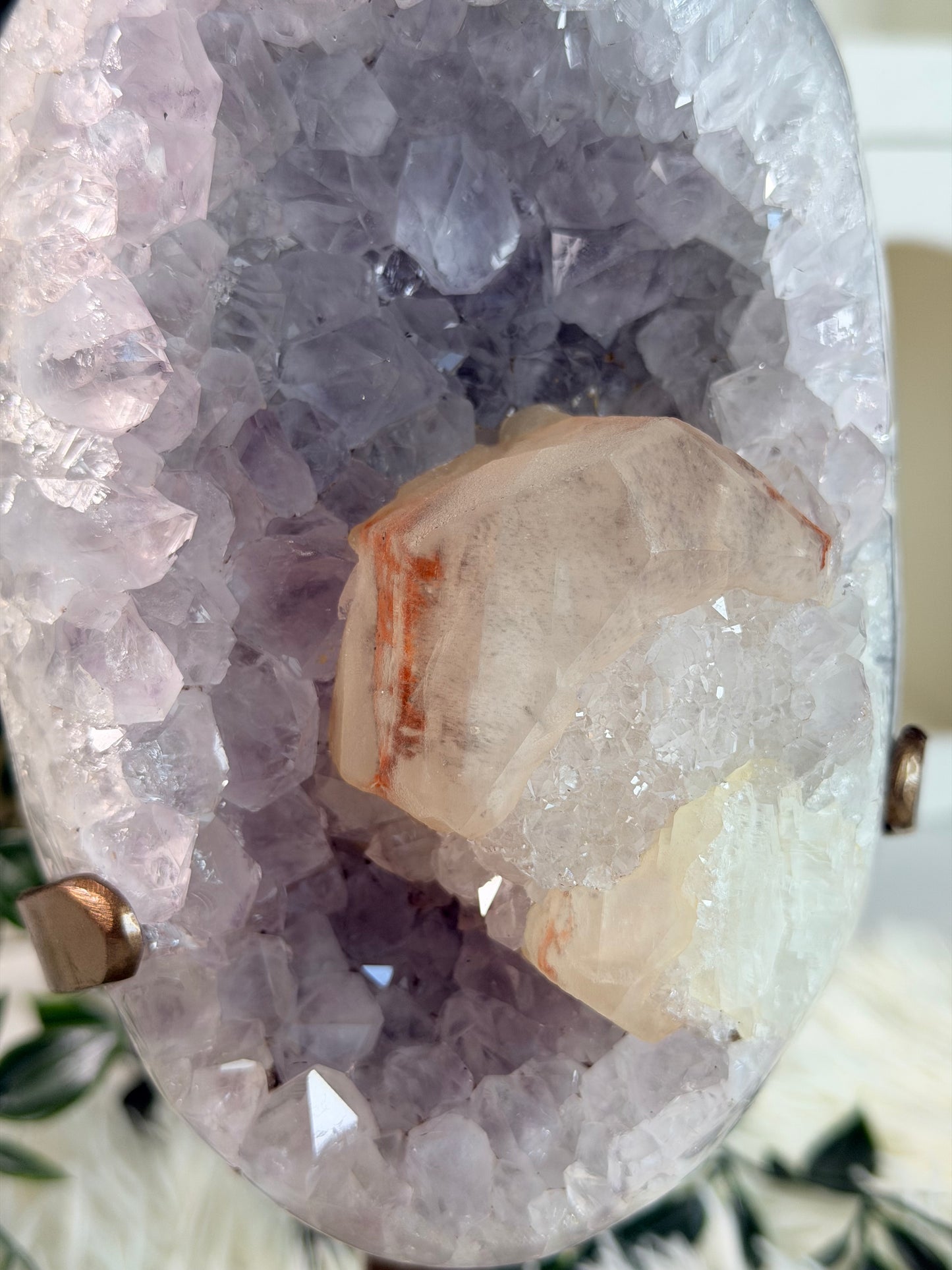 Amethyst auf Ständer mit Calcit 290A