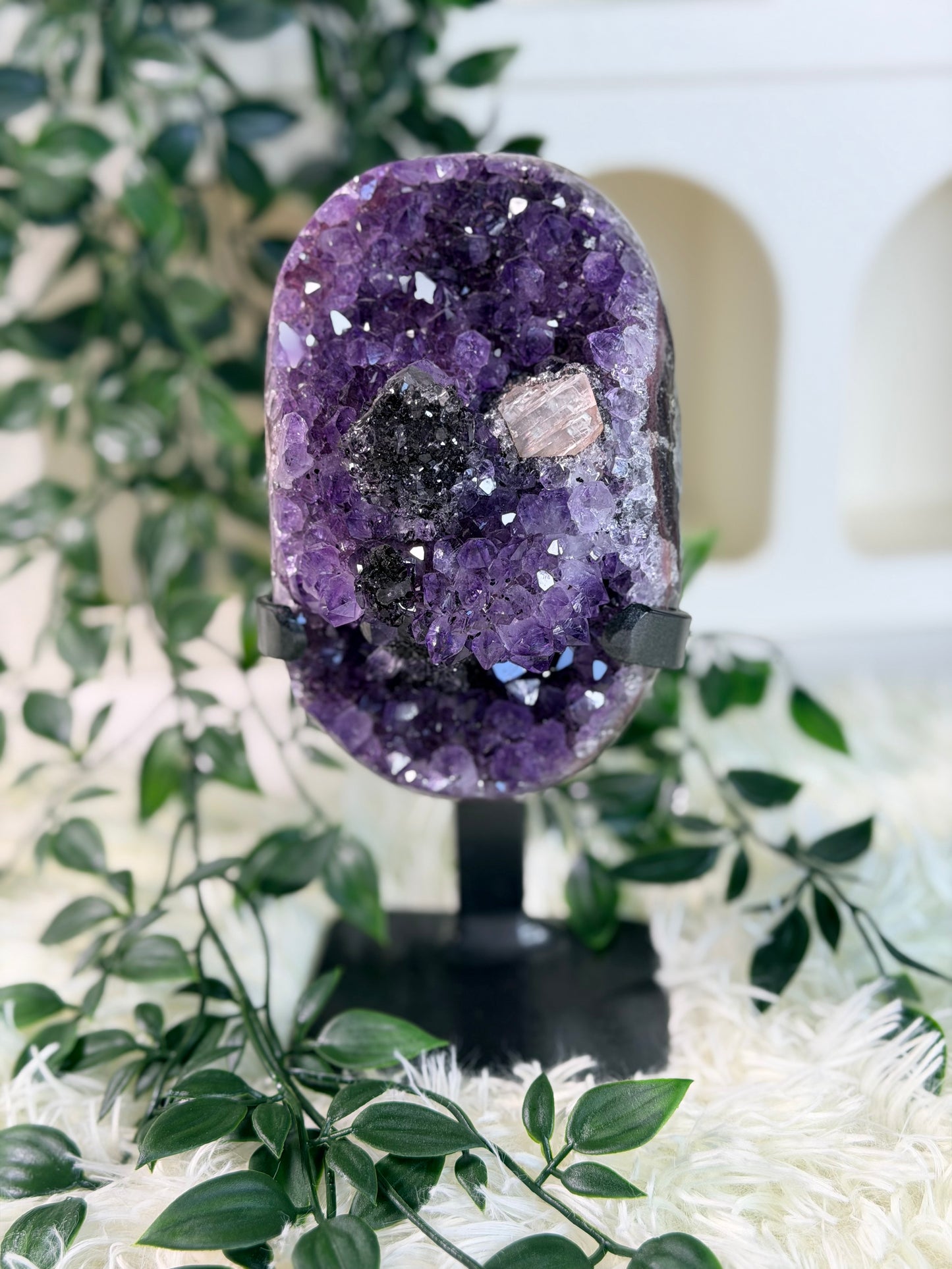 Amethist op standaard met Calciet en Hematiet 199A