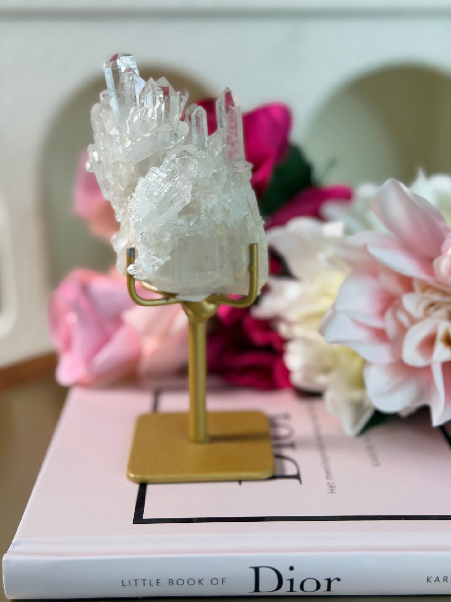 Bergkristal cluster op standaard 26B