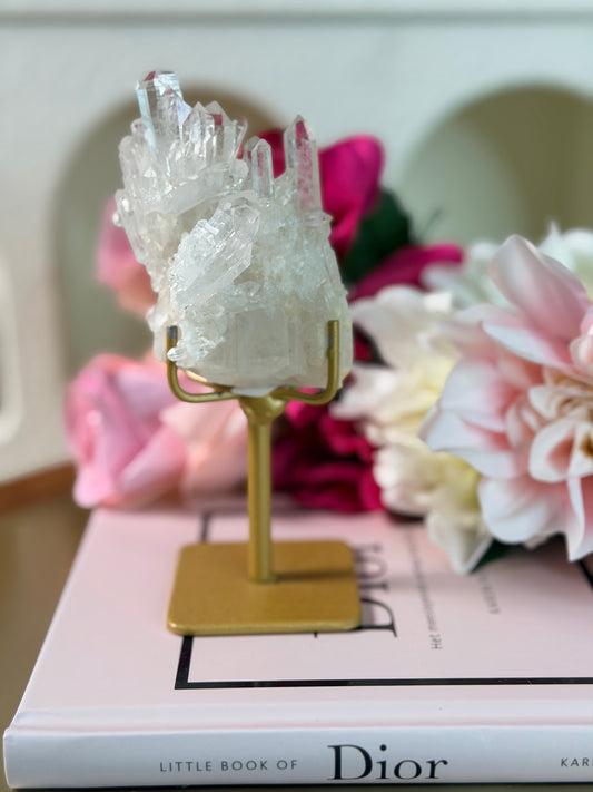 Bergkristal cluster op standaard 26B