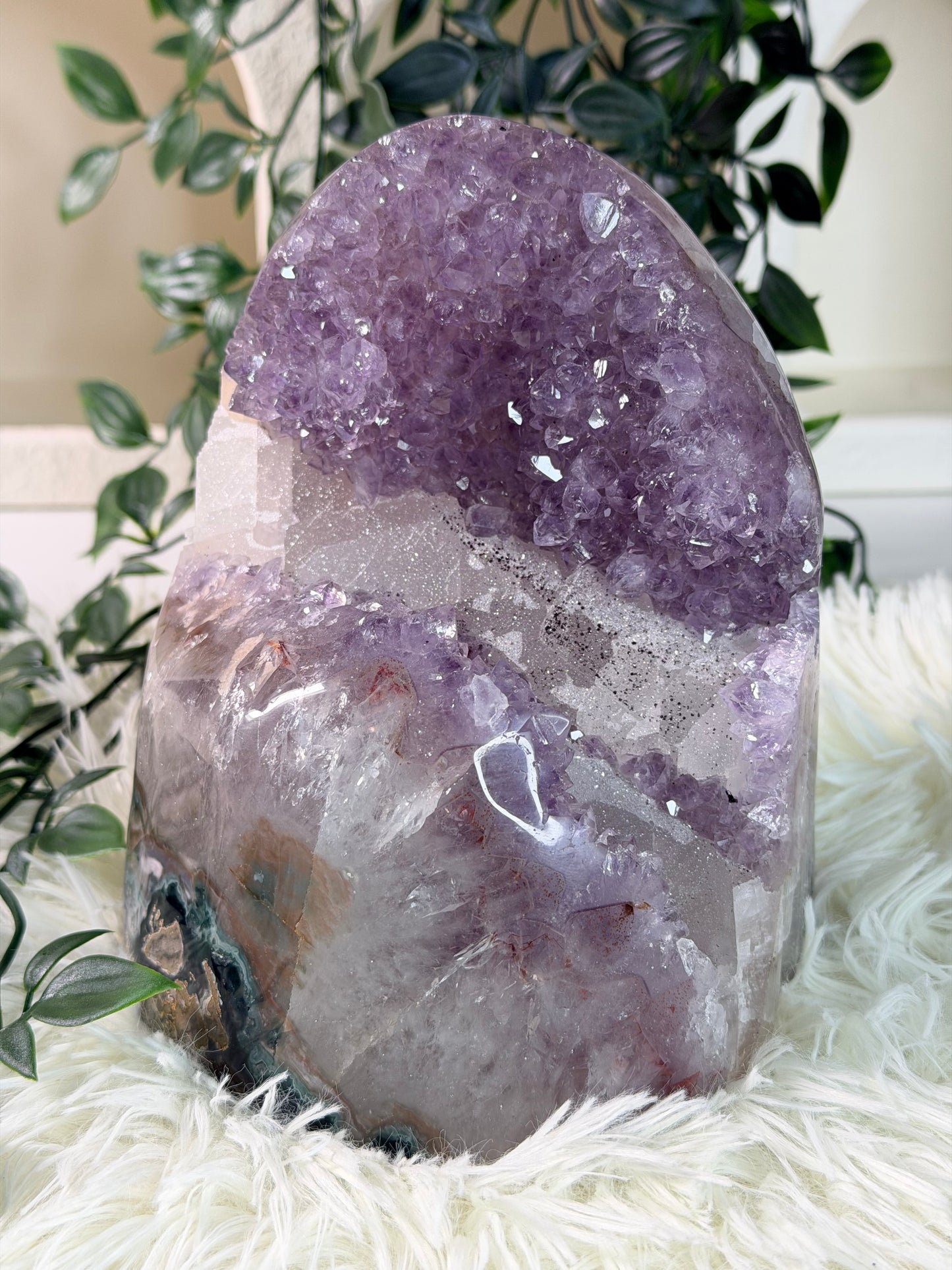 Amethist met Calciet en Hematiet op standvlak 235A