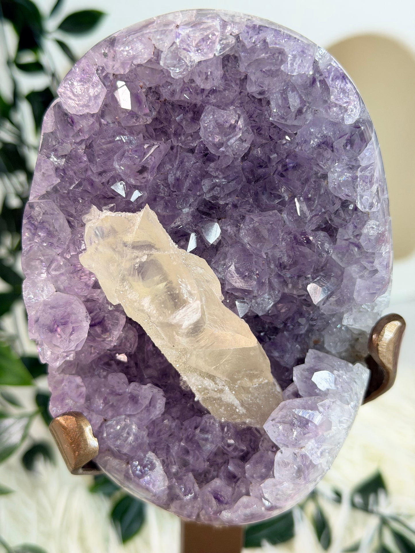 Amethist op standaard met Calciet 107A