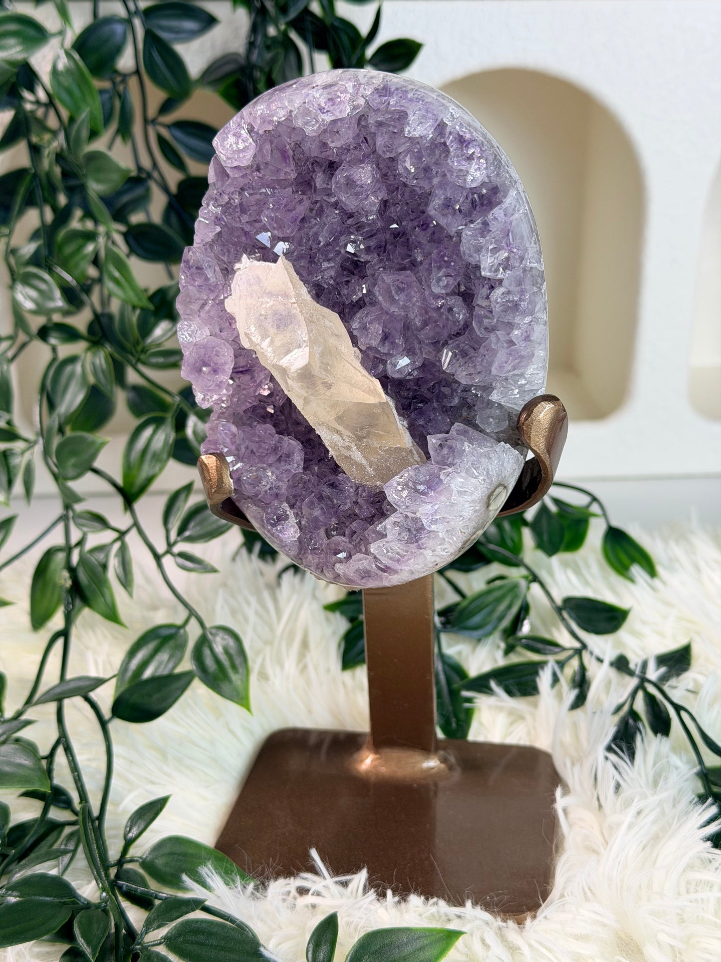 Amethist op standaard met Calciet 107A