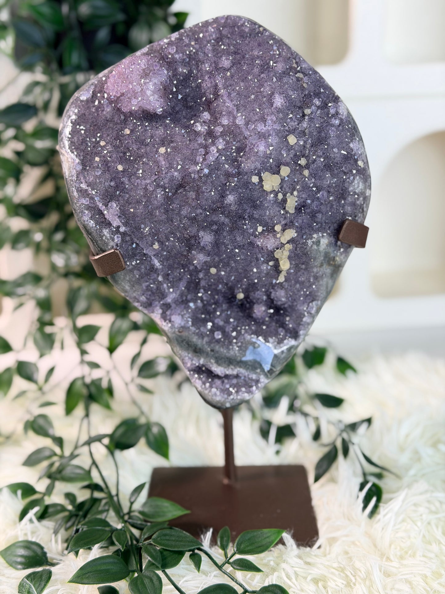 Amethyst auf Ständer mit Calcit 349A