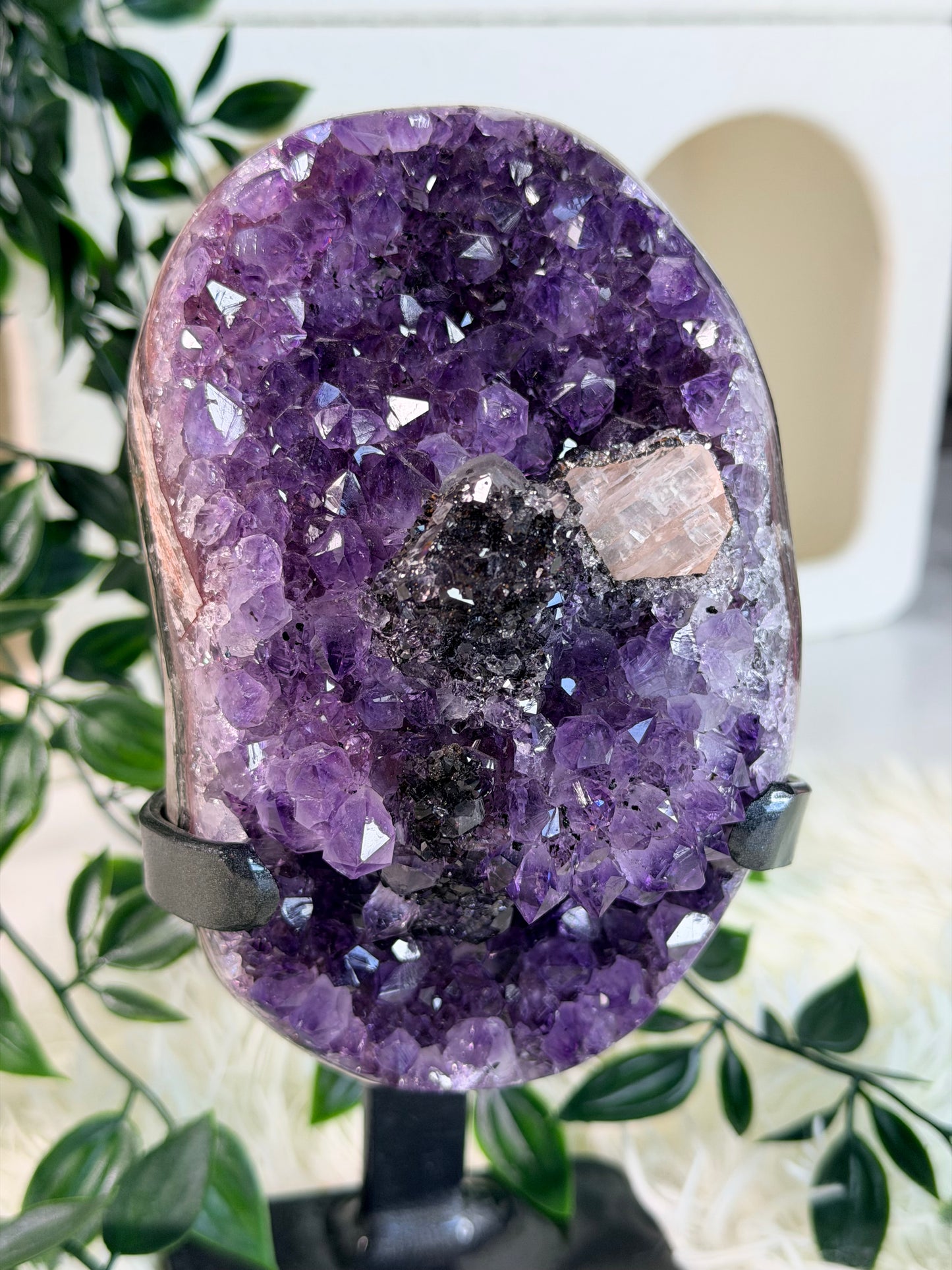 Amethist op standaard met Calciet en Hematiet 199A