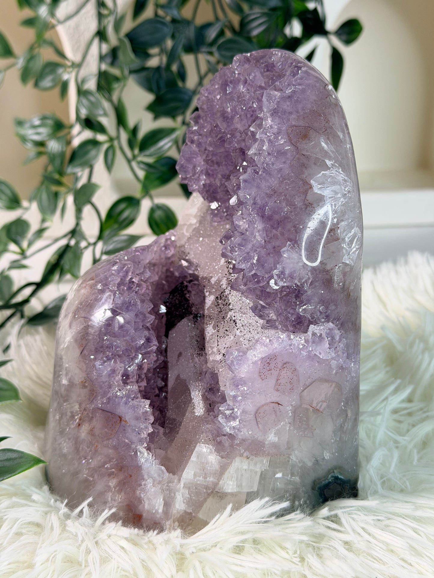 Amethist met Calciet en Hematiet op standvlak 235A