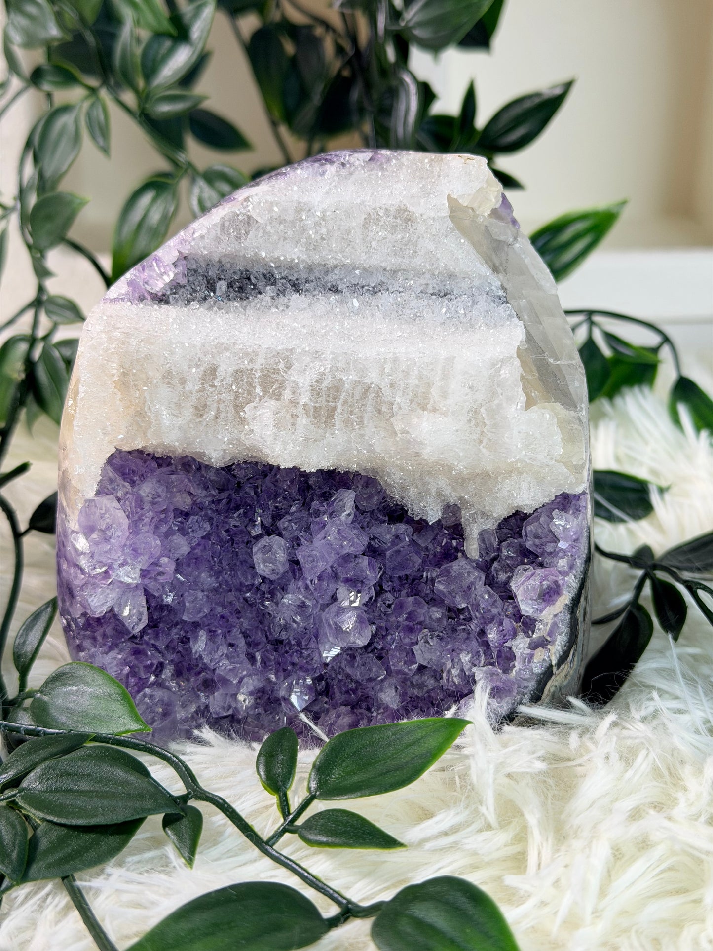 Amethist met Calciet op standvlak 110B