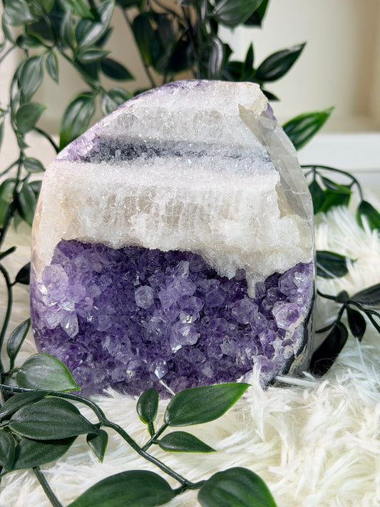 Amethist met Calciet op standvlak 110B