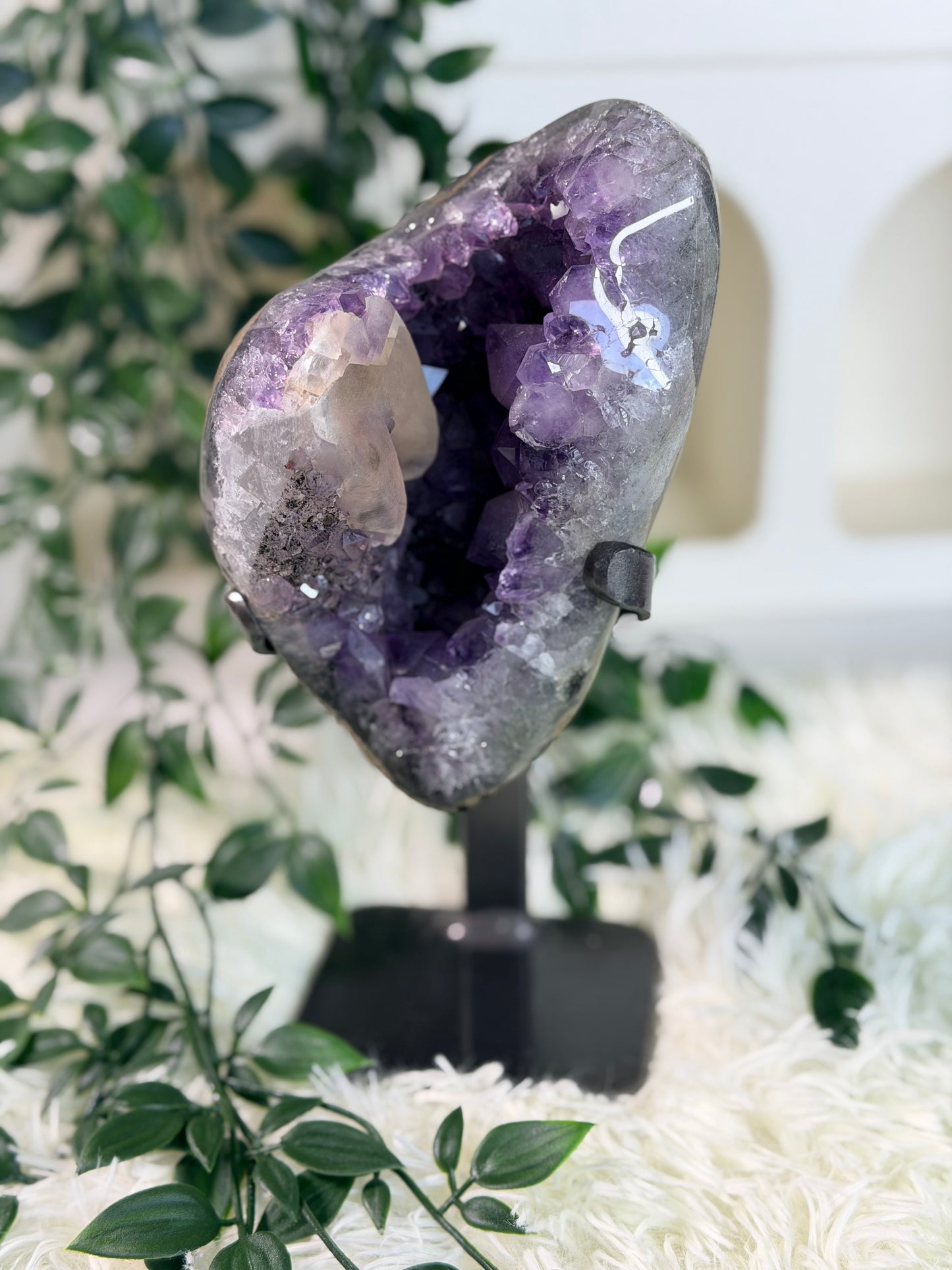Amethist op standaard met Calciet en Hematiet 212A