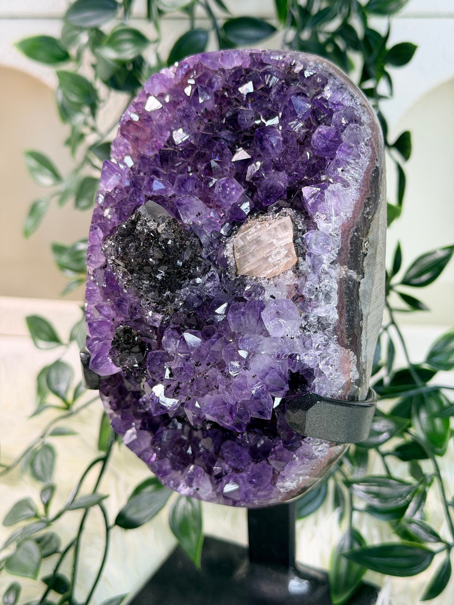 Amethist op standaard met Calciet en Hematiet 199A