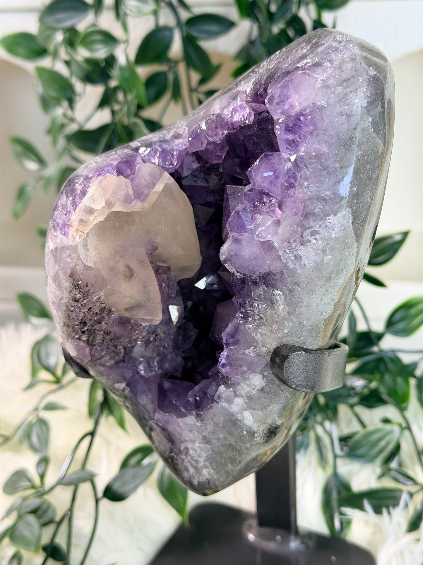 Amethist op standaard met Calciet en Hematiet 212A