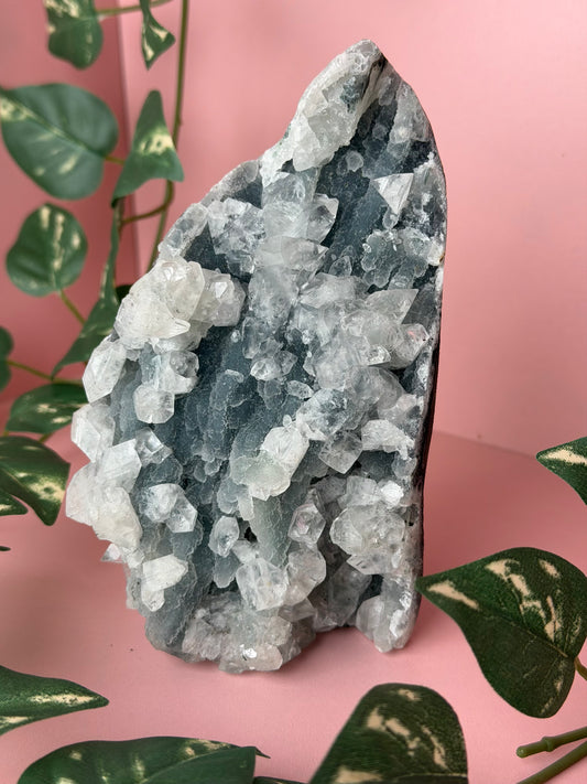 Chalcedoon op standvlak met Apofyliet  21c