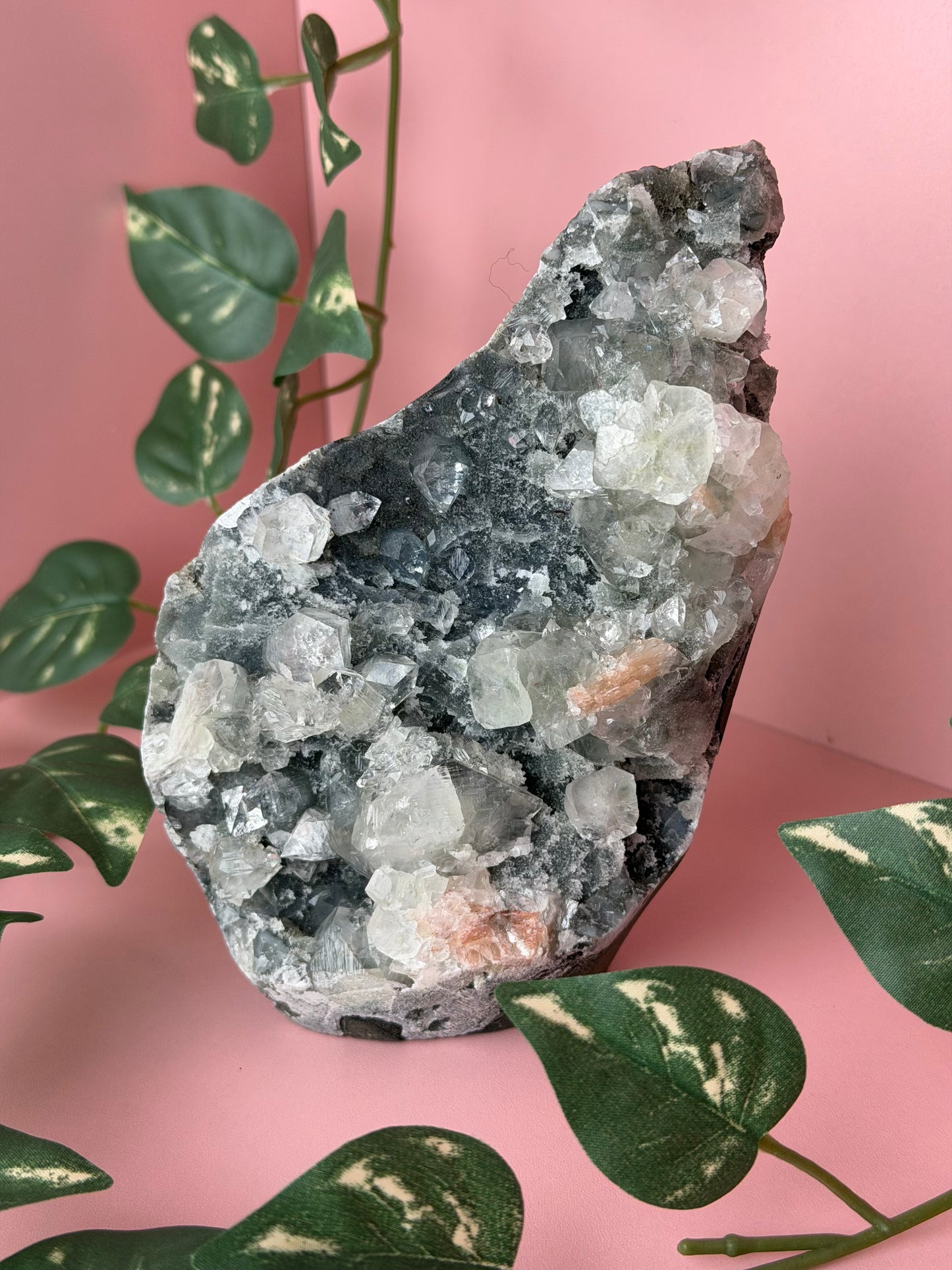 Chalcedon auf Standfläche mit Apophyllit und Stilbit 9c