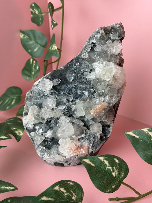 Chalcedoon op standvlak met Apofyliet en Stilbiet 9c