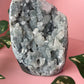 Chalcedon auf Standfläche mit Apophyllit 20c
