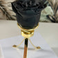Obsidianrose auf goldenem Ständer