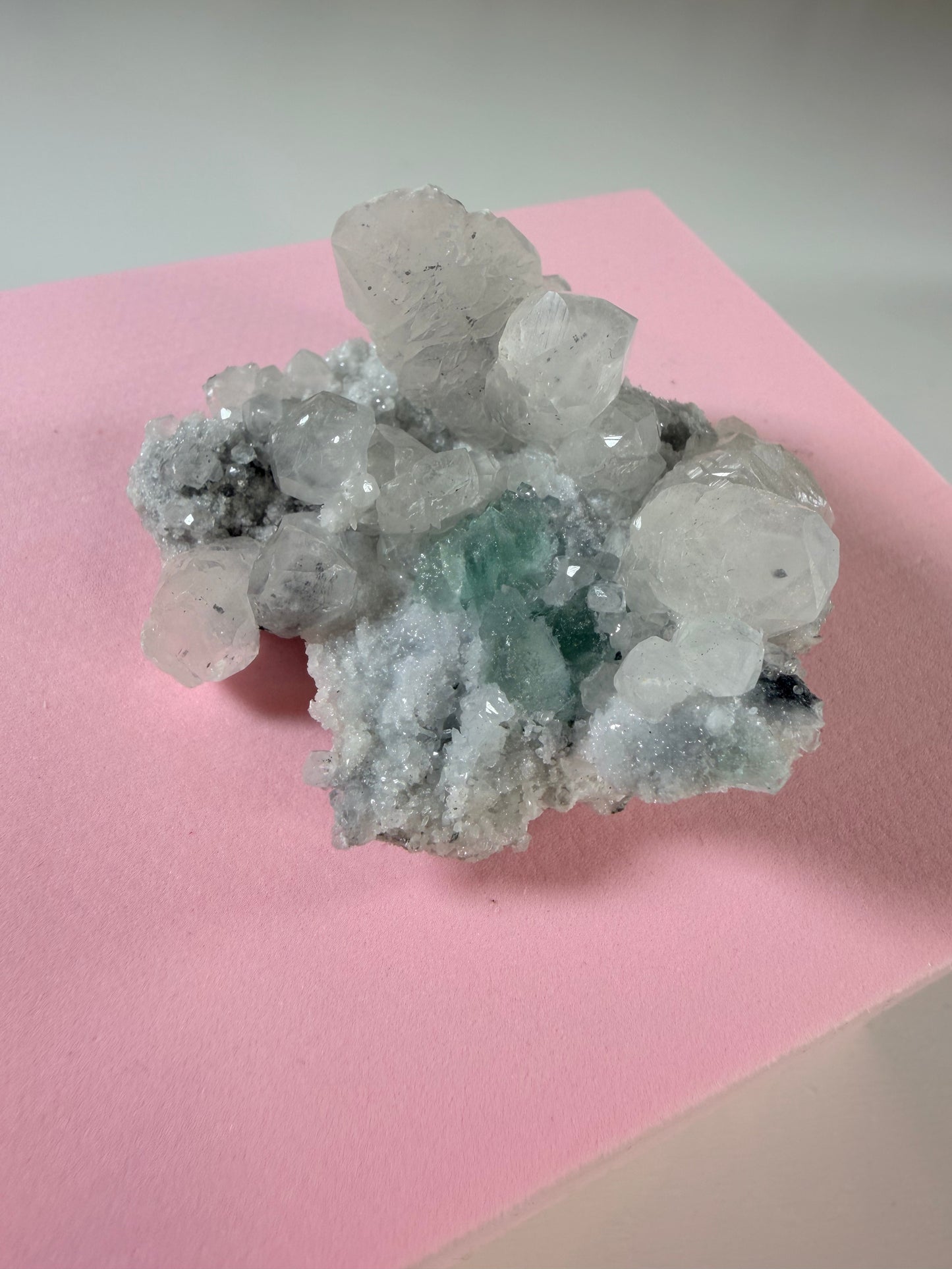 Apophyllit mit grünem Fluorit 2