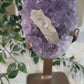 Amethist op standaard met Calciet 107A